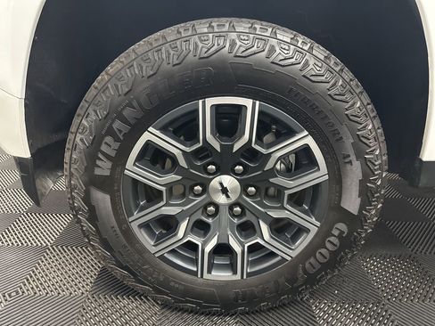 Used 2024 Chevrolet Colorado Z71 AWD/4WD image 36