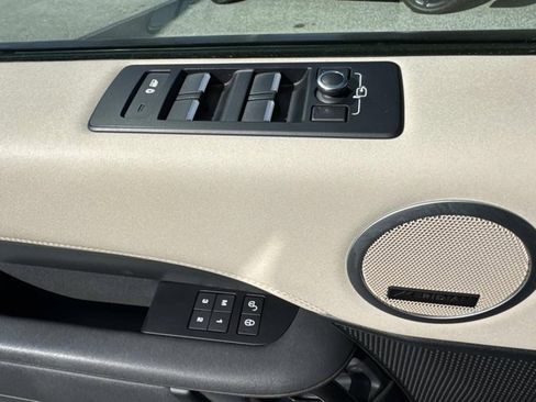 Used 2019 Land Rover Discovery HSE image 8