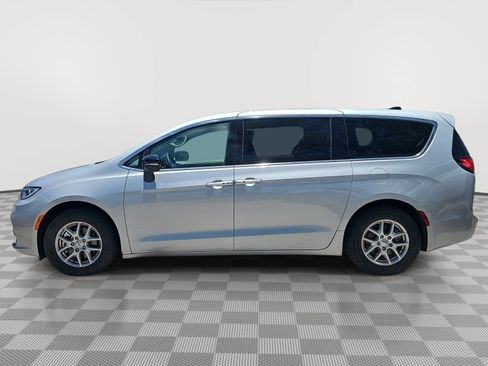 Used 2024 Chrysler Pacifica Touring-L FWD image 5