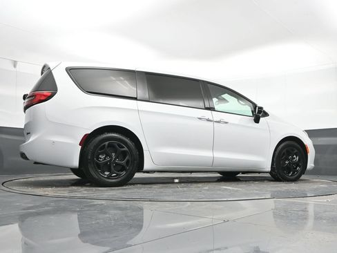 Used 2024 Chrysler Pacifica Limited FWD image 47