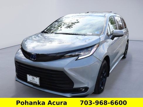 Used 2025 Toyota Sienna XLE Woodland Edition AWD/4WD image 3