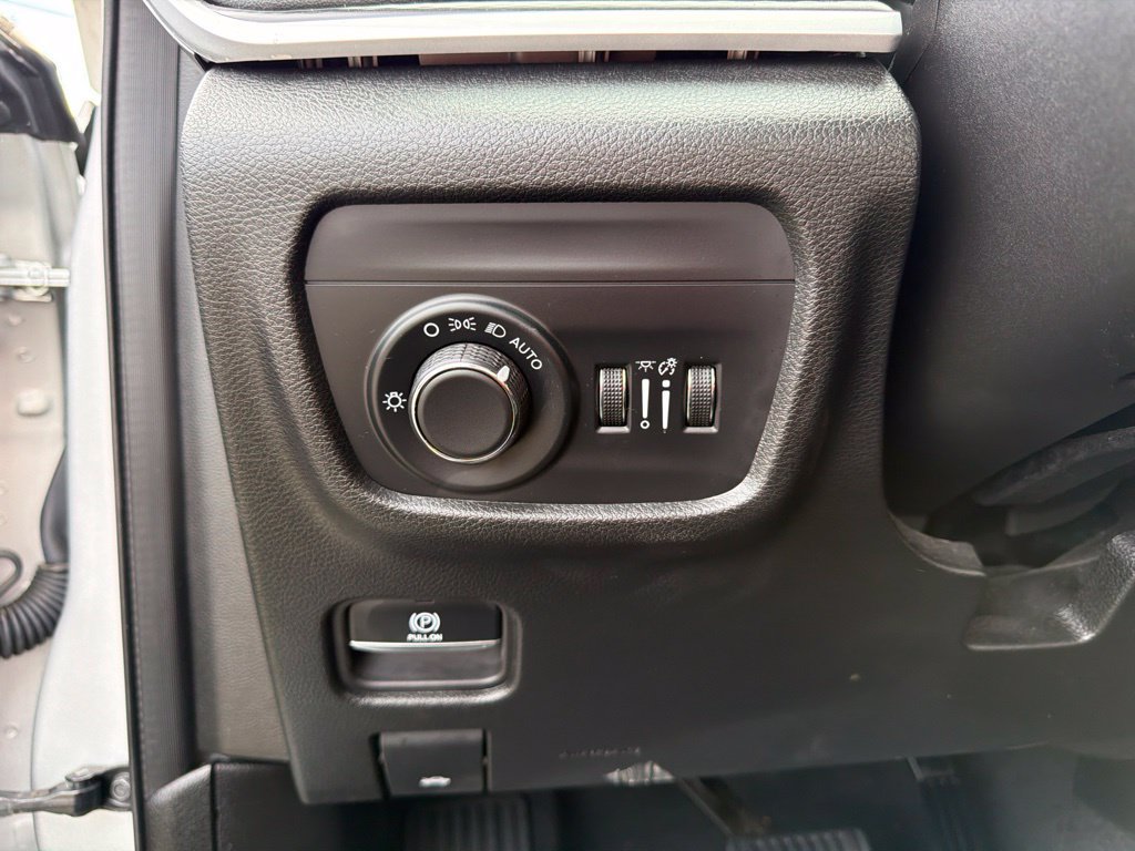 Used 2024 Jeep Grand Cherokee Altitude RWD image 30