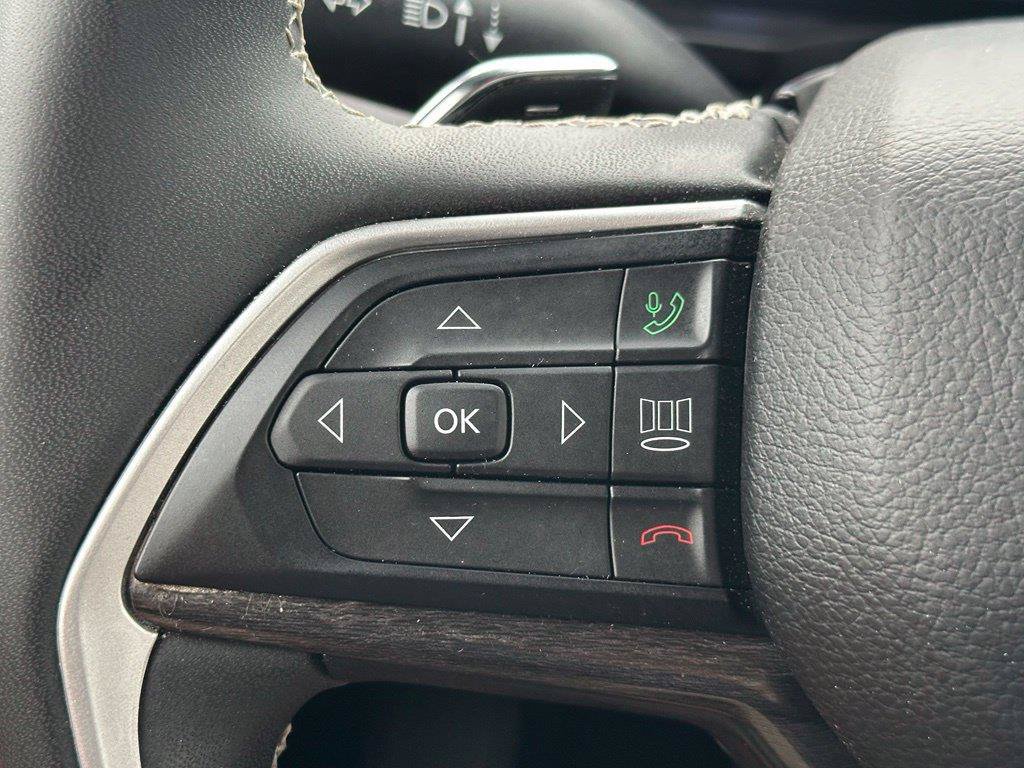 Used 2023 Jeep Grand Cherokee Limited w/ Luxury Tech Group II AWD/4WD image 12