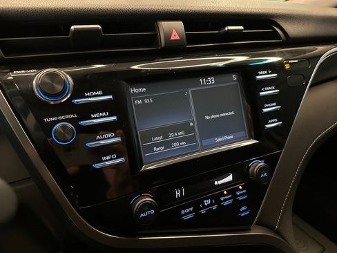 Used 2018 Toyota Camry SE image 11