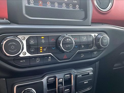 Used 2019 Jeep Wrangler Unlimited Rubicon w/ Cold Weather Group image 14