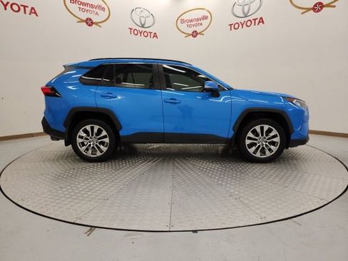 Used 2021 Toyota RAV4 XLE Premium image 3