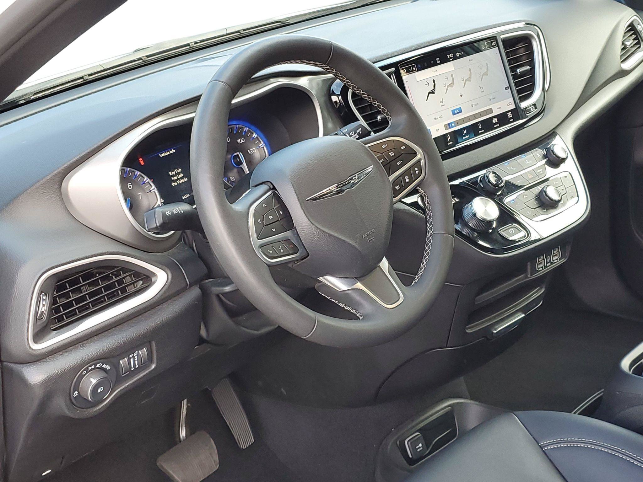 Used 2025 Chrysler Pacifica Select FWD image 7