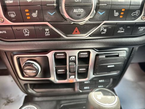 Used 2024 Jeep Wrangler Unlimited Sahara w/ Safety Group AWD/4WD image 17