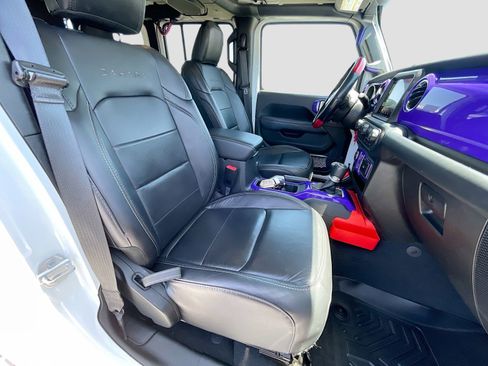 Used 2019 Jeep Wrangler Unlimited Sahara AWD/4WD image 17