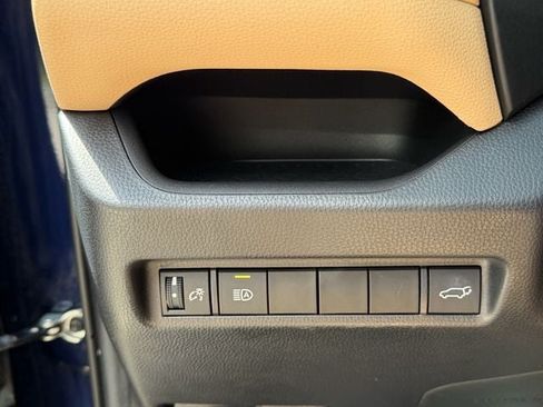 Used 2020 Toyota RAV4 XLE Premium FWD image 29