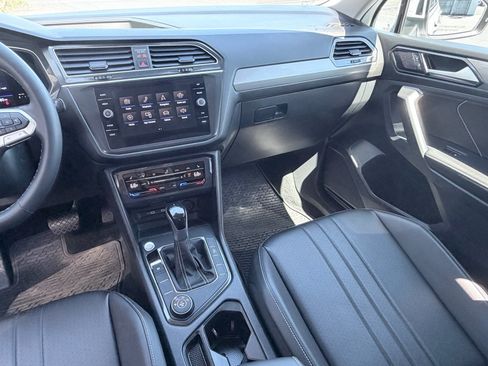 Used 2024 Volkswagen Tiguan SE AWD/4WD image 11