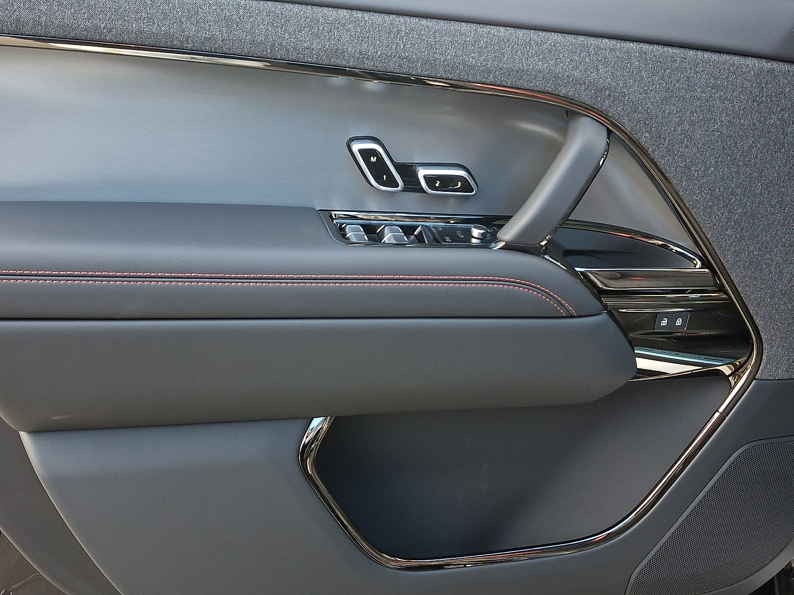 New 2027 Land Rover Range Rover Sport Dynamic SE AWD/4WD image 9