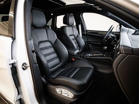 Certified 2025 Porsche Macan S AWD/4WD image 29