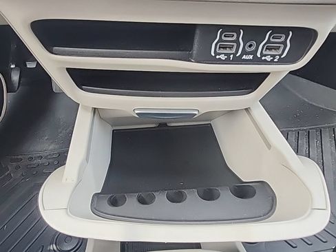 Used 2023 Chrysler Pacifica Touring-L FWD image 14