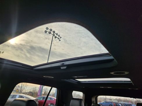 Used 2023 Chevrolet Traverse RS image 18