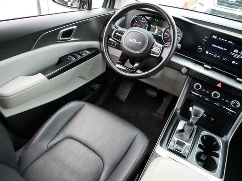 Certified 2022 Kia Carnival LX image 9