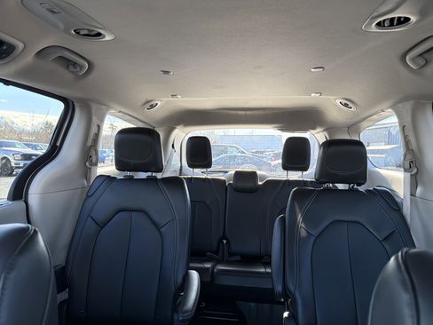 Used 2024 Chrysler Pacifica Touring-L image 32
