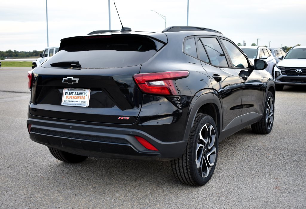 Used 2025 Chevrolet Trax RS w/ Driver Confidence Package FWD image 3