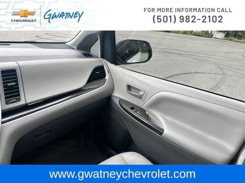Used 2015 Toyota Sienna XLE Premium FWD image 28