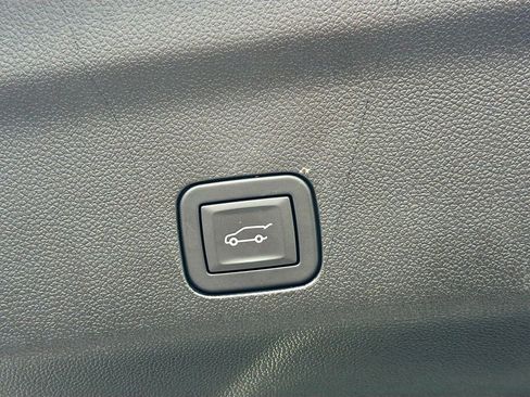 Certified 2025 Cadillac Escalade ESV V AWD/4WD image 16