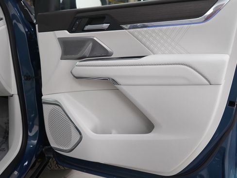 Used 2024 GMC Acadia Denali w/ Super Cruise Package image 9