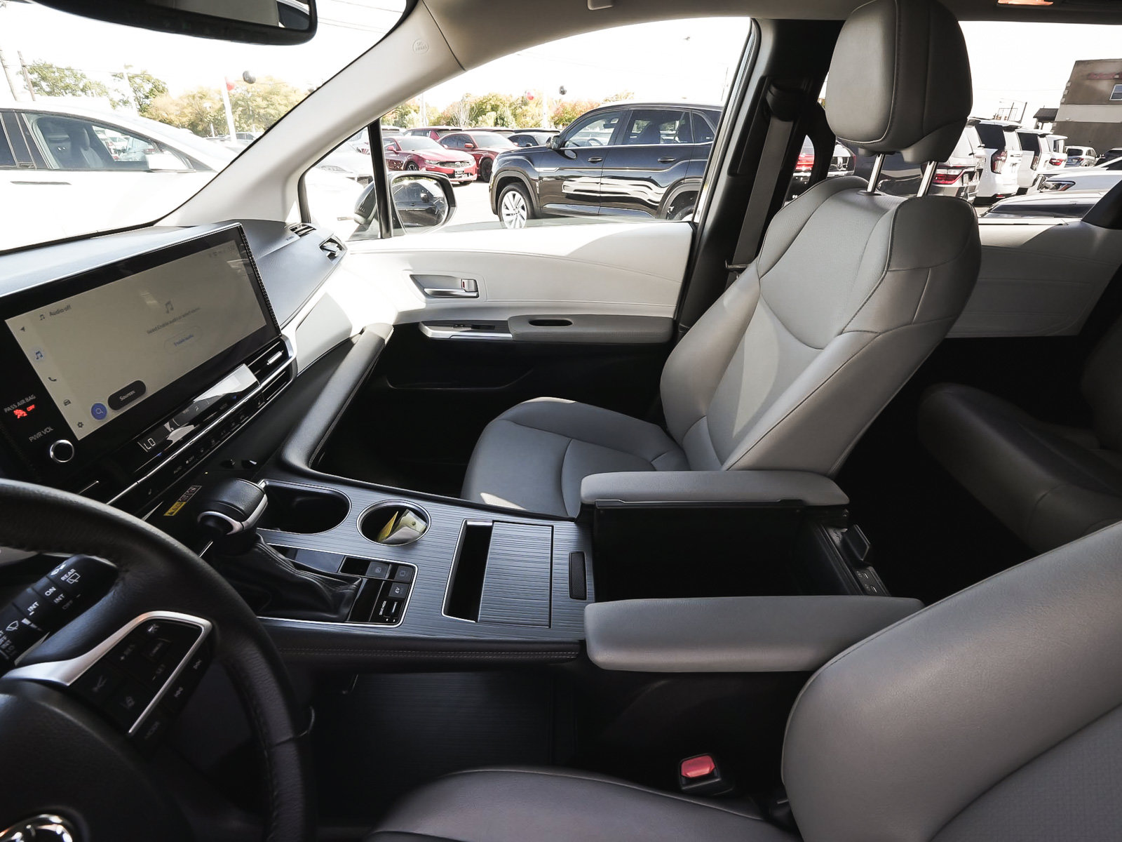 Used 2025 Toyota Sienna XLE FWD image 32