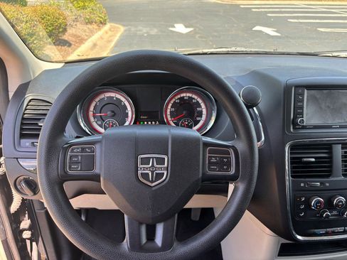 Used 2018 Dodge Grand Caravan SE w/ UConnect Hands-Free Group FWD image 14