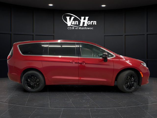 Used 2025 Chrysler Pacifica Select AWD/4WD image 8
