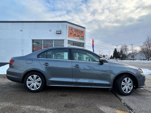 Used 2017 Volkswagen Jetta S image 3