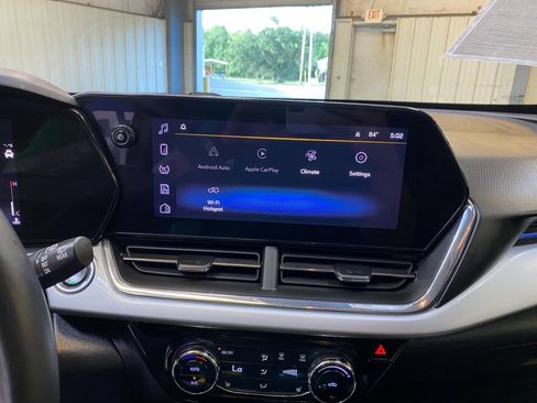Used 2025 Chevrolet Trax LT FWD image 36