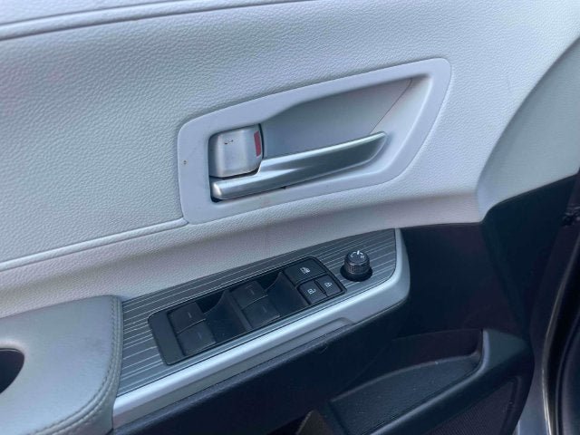Certified 2025 Toyota Sienna XLE FWD image 18