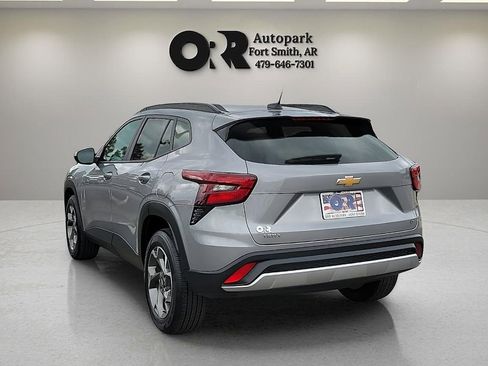 Used 2025 Chevrolet Trax LT w/ LT Convenience Package image 4