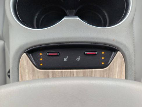 Used 2022 Toyota Venza XLE image 29