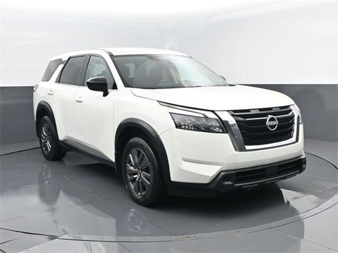 Used 2024 Nissan Pathfinder S image 3
