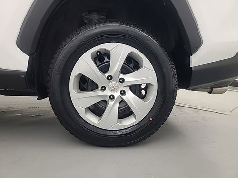 Used 2021 Toyota RAV4 LE FWD image 11