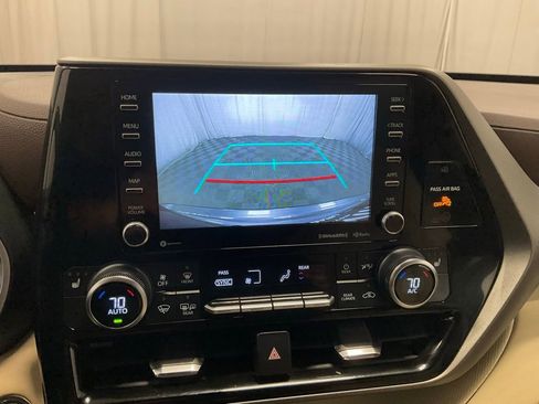 Used 2022 Toyota Highlander XLE image 17