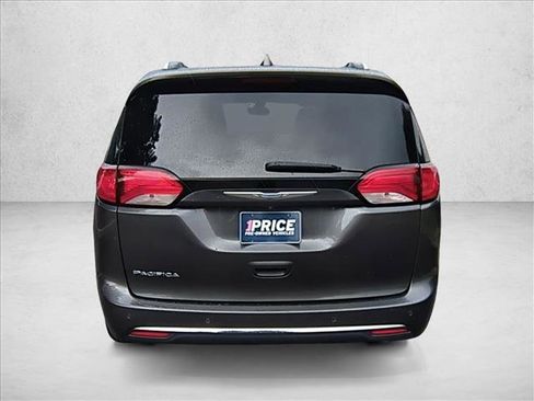 Used 2017 Chrysler Pacifica Touring-L Plus image 7