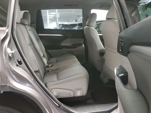 Used 2018 Toyota Highlander LE image 22
