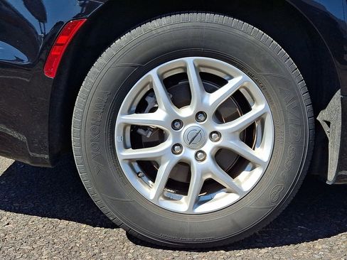 Used 2024 Chrysler Pacifica Touring-L image 5