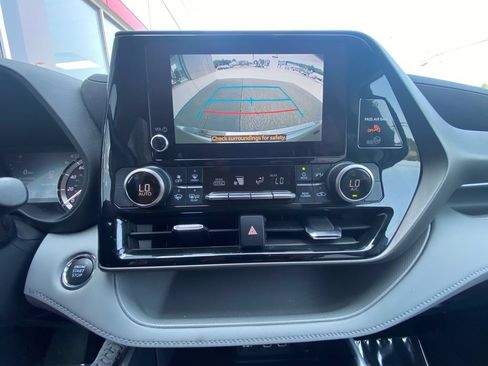 Used 2023 Toyota Highlander LE AWD/4WD image 16