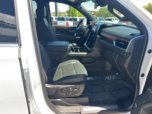 Used 2025 GMC Yukon XL Denali AWD/4WD image 10