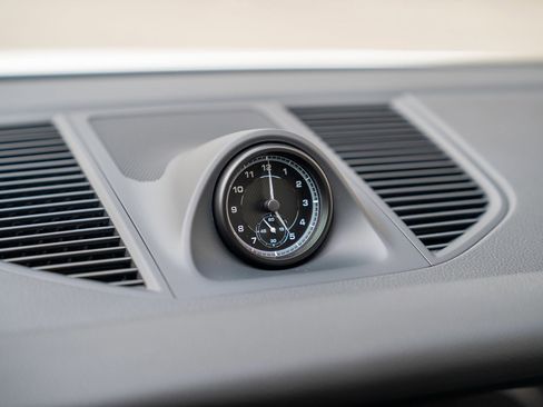 Certified 2025 Porsche Macan image 15