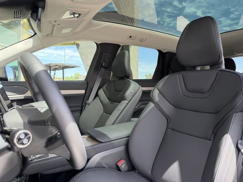 Used 2025 Volvo EX90 Plus AWD/4WD image 32