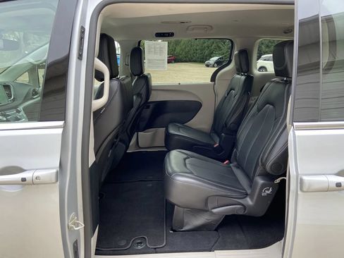 Used 2024 Chrysler Pacifica Touring-L FWD image 23
