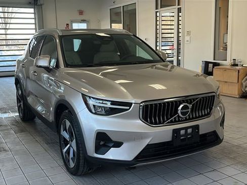 Certified 2023 Volvo XC40 B5 Plus w/ Climate Package image 2