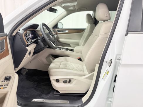 Used 2025 Volkswagen Atlas SE w/ Black Wheel Package image 15