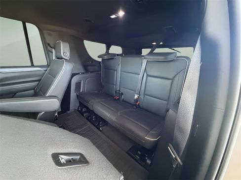 Used 2023 GMC Yukon XL SLT w/ SLT Luxury Package image 21