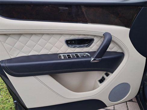 Used 2017 Bentley Bentayga W12 image 17