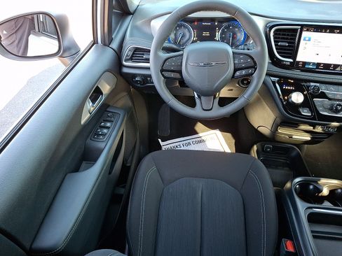 Used 2023 Chrysler Pacifica Touring FWD image 11