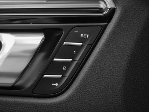 Used 2025 Porsche Macan image 26